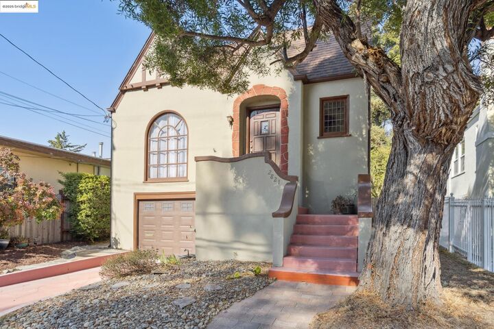 Property Photo:  2821 25th Ave  CA 94601 