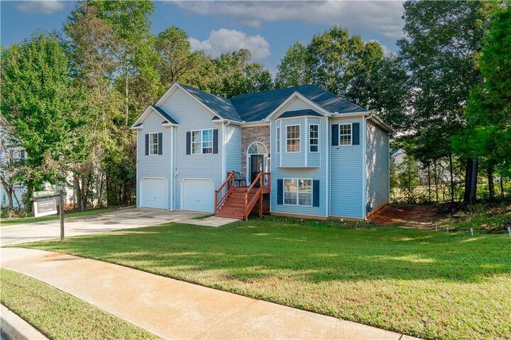 Property Photo:  6160 Queensdale Drive  GA 30135 
