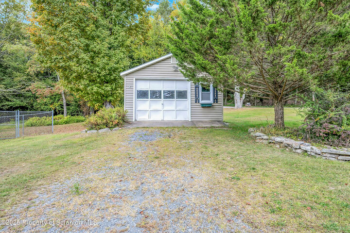 Property Photo:  3 Maple Lane  PA 18436 
