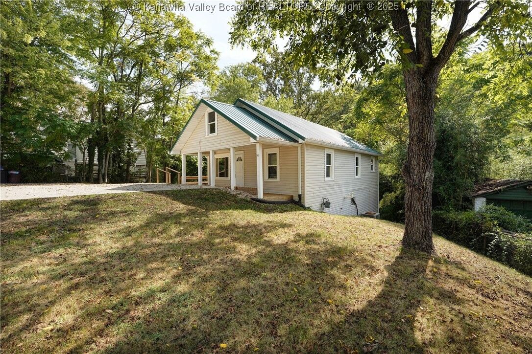 Property Photo: 207 Crestview Drive WV 25302