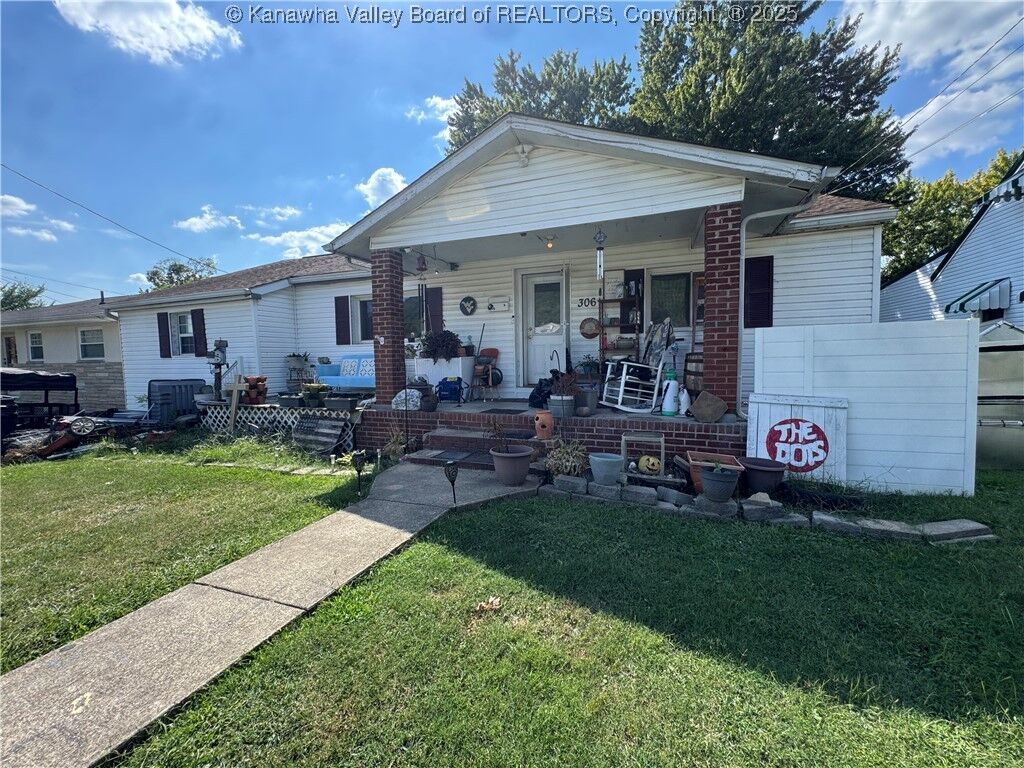 Property Photo: 306 Kanawha Avenue WV 25143