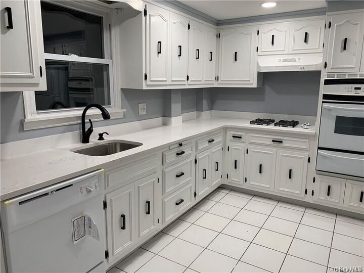 Property Photo:  2 Victoria Lane  NY 10701 