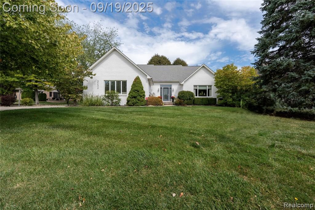 Property Photo:  2239 Regency Hills Drive  MI 48316 2058