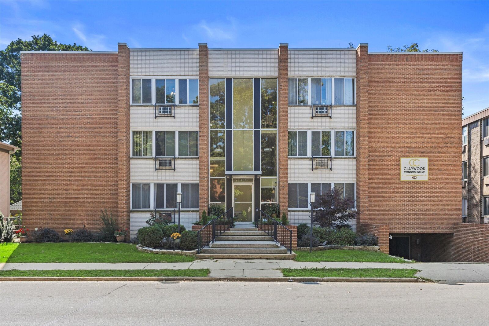 Property Photo: 825 E Henry Clay St 302 WI 53217