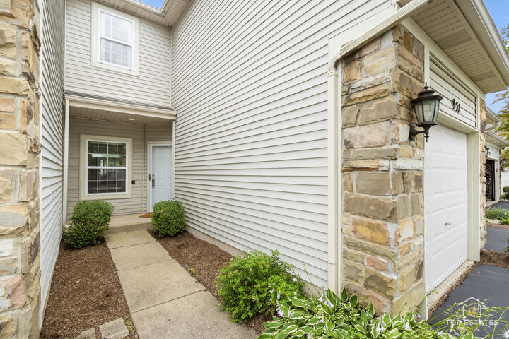 Property Photo:  951 Viewpoint Drive 951  IL 60156 