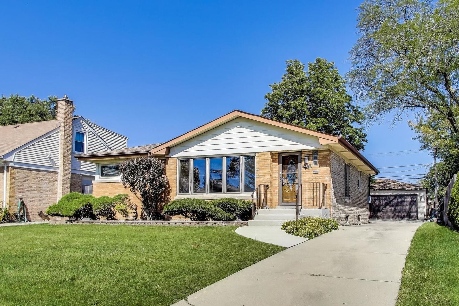 Property Photo:  6936 W Oakton Court  IL 60714 