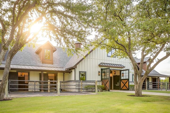 Property Photo: 5000 T W King Road TX 76092