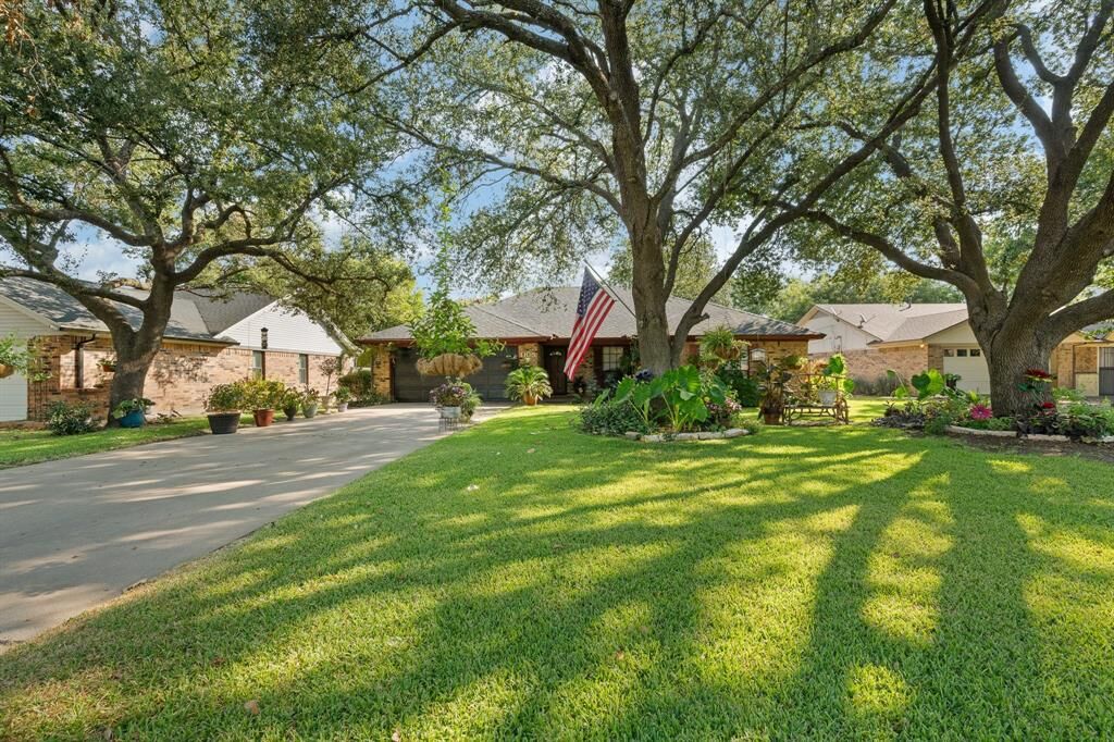 Property Photo:  1105 Hemphill Court  TX 76033 