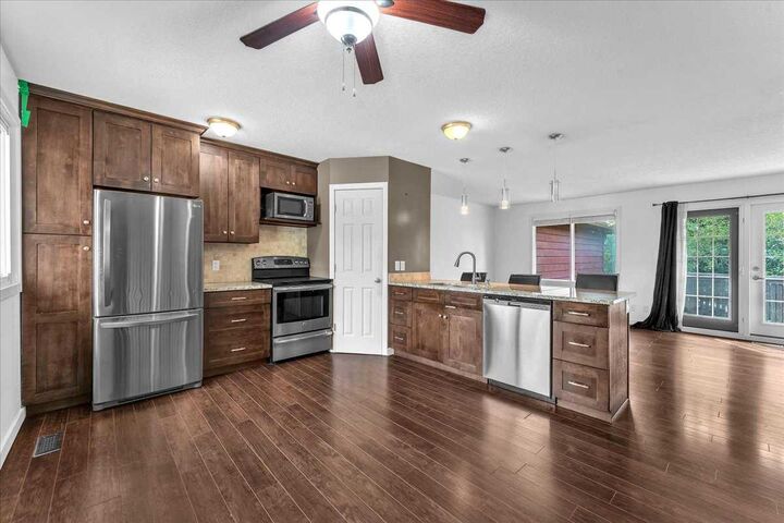 Property Photo: 50 8 Avenue SE 6 AB T1V 1E8