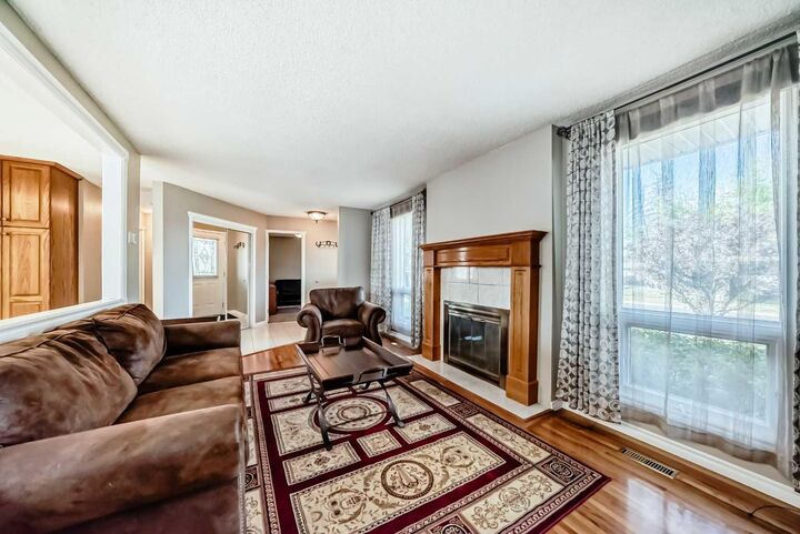 Property Photo:  6807 22 Avenue NE  AB T1Y 1P3 