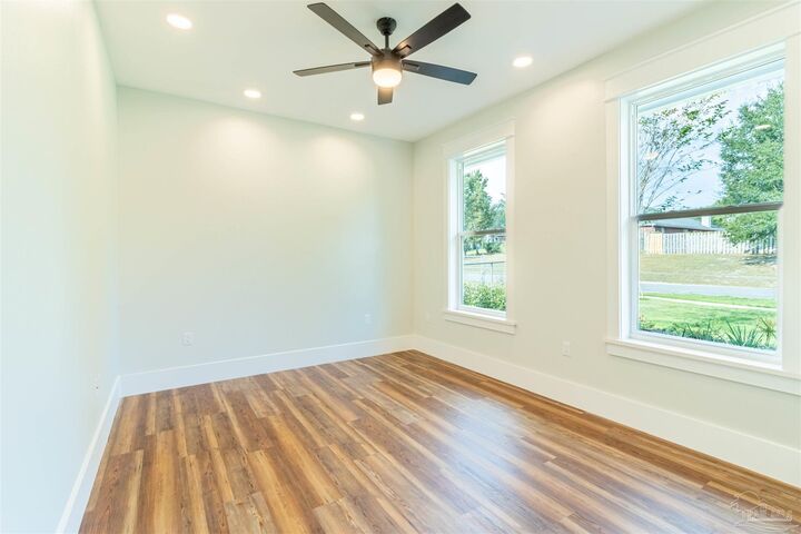 Property Photo: 5870 Saratoga Dr FL 32536