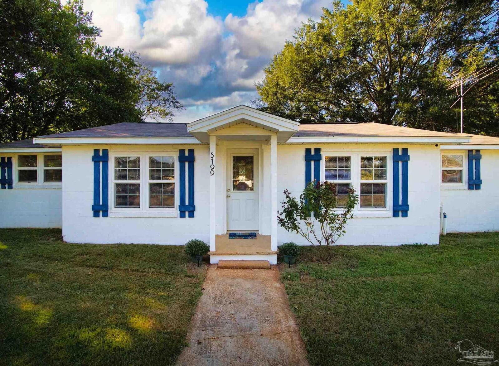 Property Photo: 5199 Spring St FL 32565