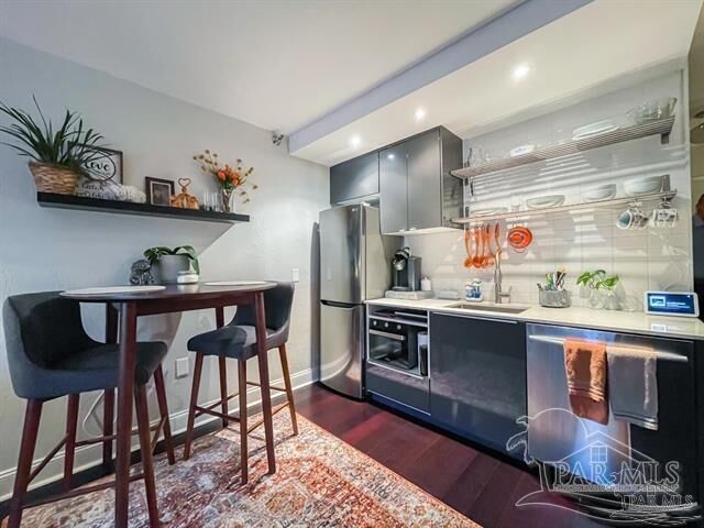 Property Photo:  224 E Garden St 413  FL 32502