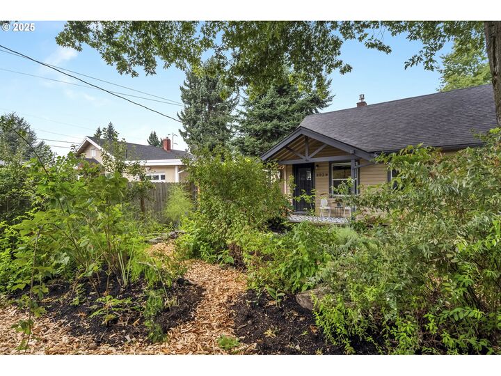 Property Photo:  8929 N McKenna Ave  OR 97203 