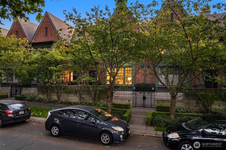 Property Photo: 115 W Comstock Street WA 98119