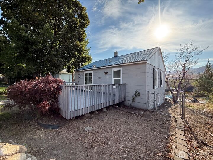 Property Photo:  647  3rd Avenue N  WA 98840 