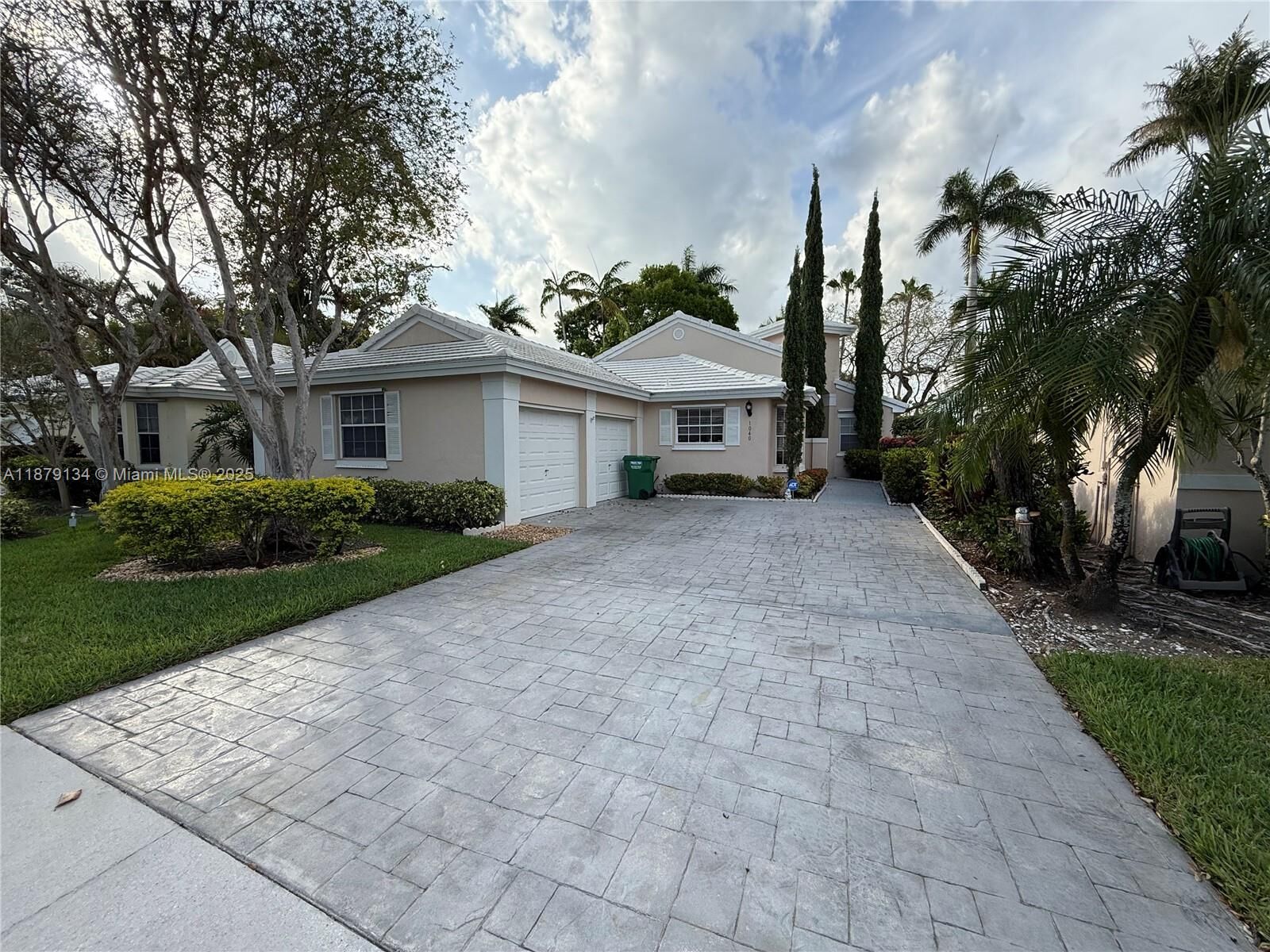 Property Photo: 1040 Wilshire Cir W FL 33027