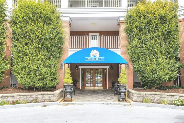 Property Photo:  43 Harbor Drive 103  CT 06902 