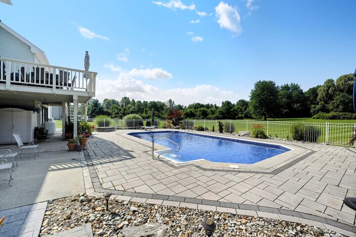 Property Photo:  1 Meadow Wood Drive  CT 06078 