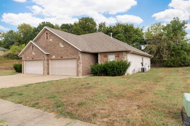 Property Photo:  1428-1430 S Treetop Court  MO 65721 