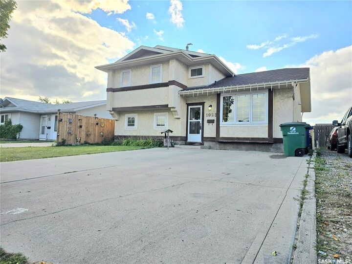 Property Photo: 1023 Steeves Avenue SK S7L 5N6