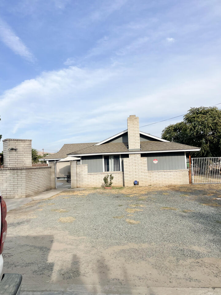 Property Photo:  1412 E Springville Avenue  CA 93257 