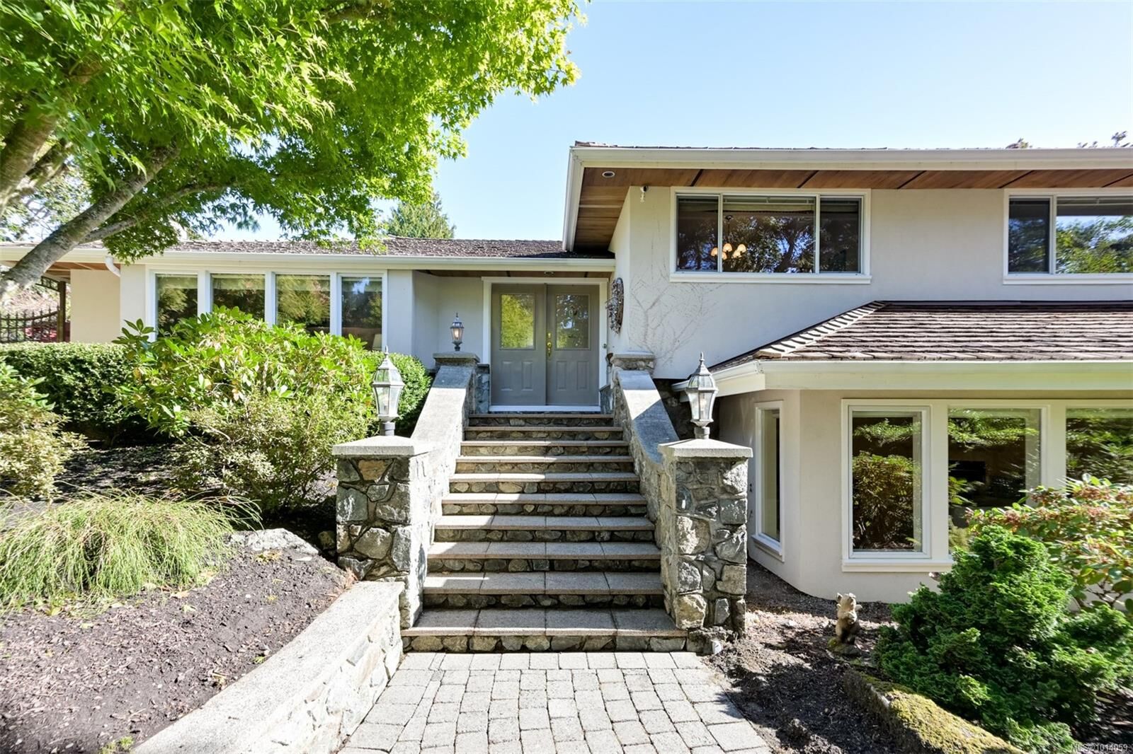 Photo de la propriété:  2886 Tudor Ave  BC V8N 1M1 