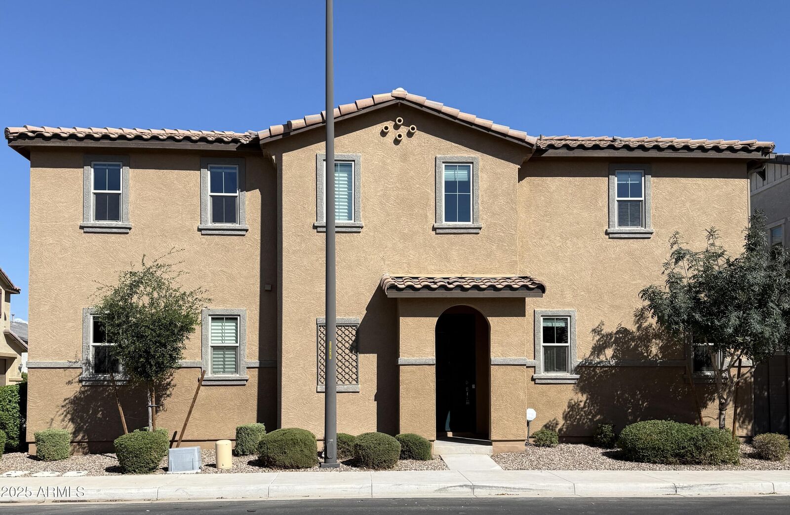 Property Photo: 1527 S Loren Lane AZ 85296