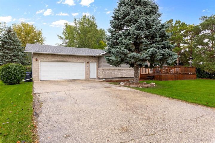 Property Photo:  111 Willow Drive  MB R0G 1K0 