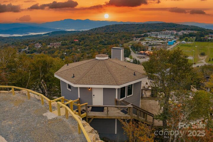 Property Photo:  127 Skiloft Road  NC 28604 