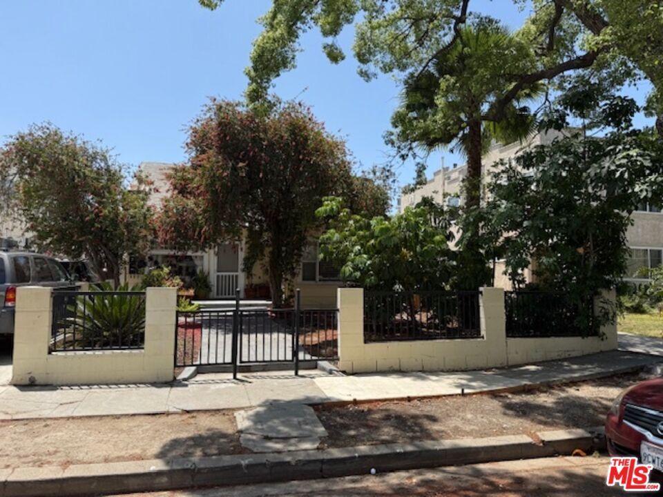 Property Photo: 5724 La Mirada Ave CA 90038