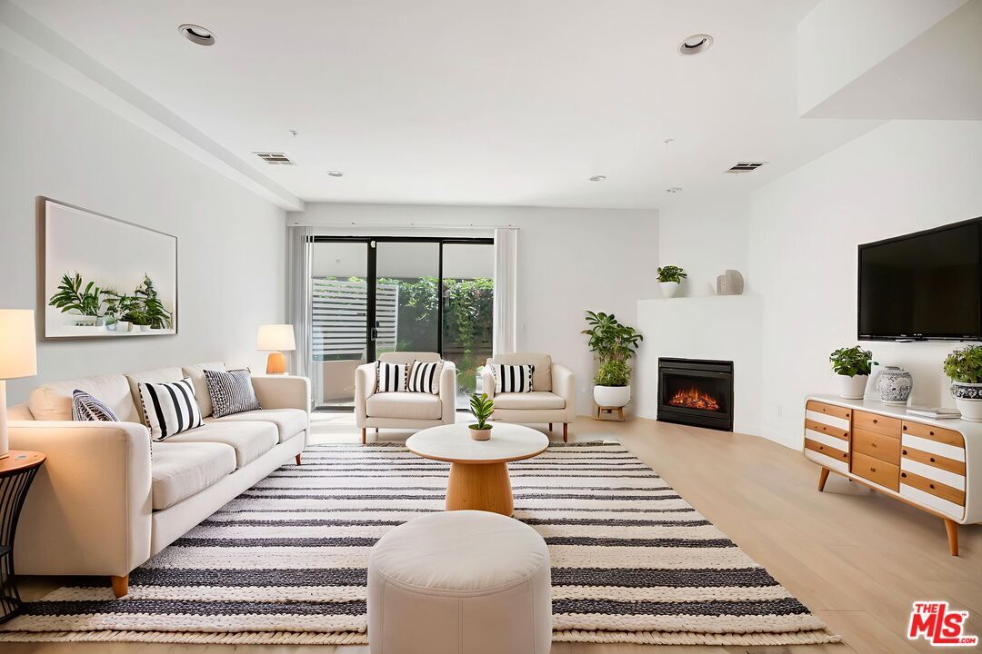 Property Photo:  811 11th St  CA 90403 