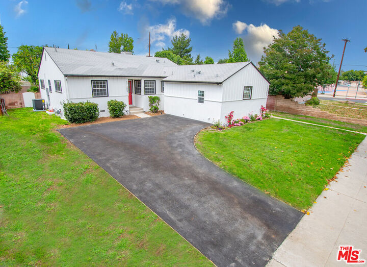 Property Photo: 17209 Stagg St CA 91406