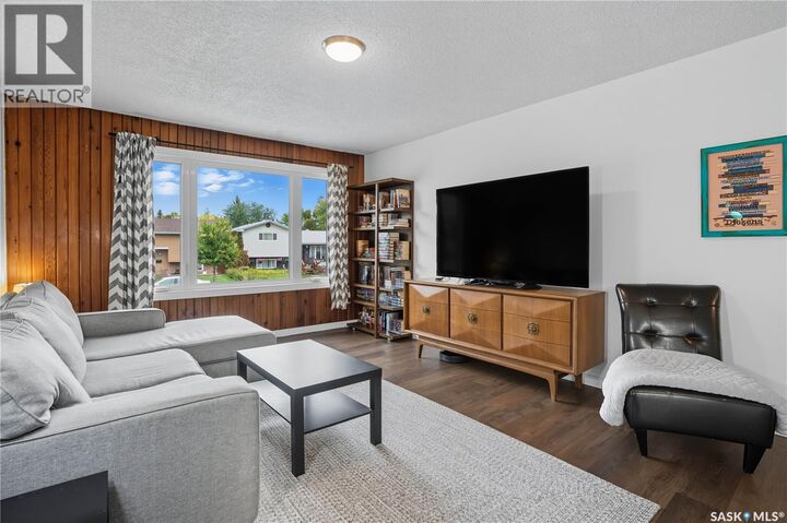 Property Photo:  66 Lloyd Crescent  SK S4R 6C1 