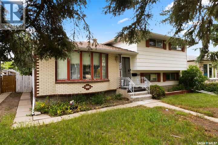 Property Photo:  1015 12th Avenue E  SK S4N 4W1 
