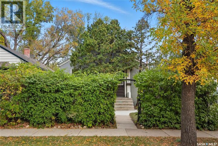 Property Photo:  1112 B Avenue N  SK S7L 1G1 