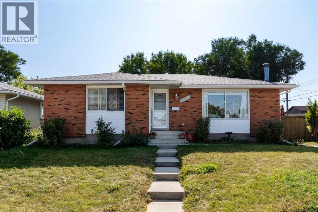 Property Photo:  4707 Mardale Road Northeast  AB T2A 3M6 