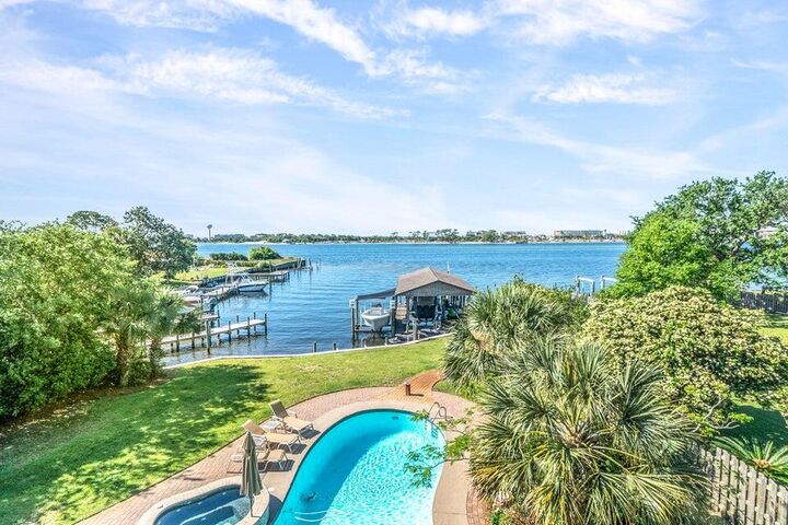 Property Photo: 326 SE Brooks Street FL 32548
