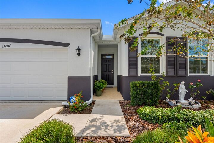 Property Photo: 13207 Waterleaf Garden Circle FL 33579