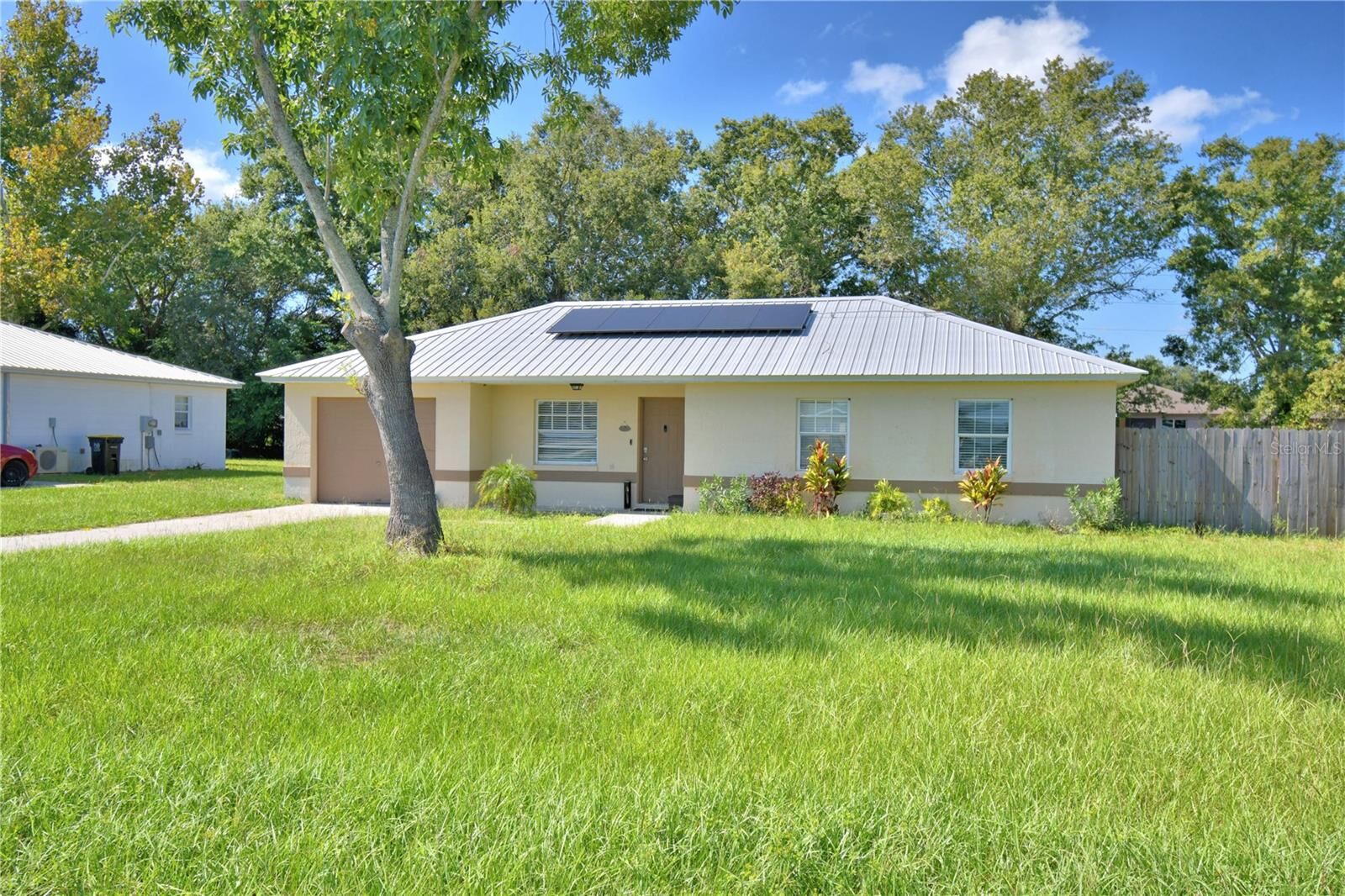 Property Photo: 5529 Viburnum Court FL 33868