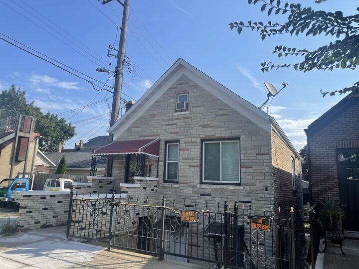 Property Photo:  2213 S Oakley Avenue  IL 60608 