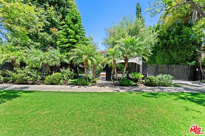 Property Photo:  512 N Palm Drive  CA 90210 