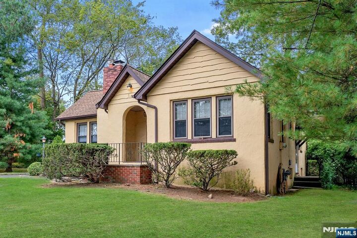Property Photo:  14 Burnet Hill Road  NJ 07039 