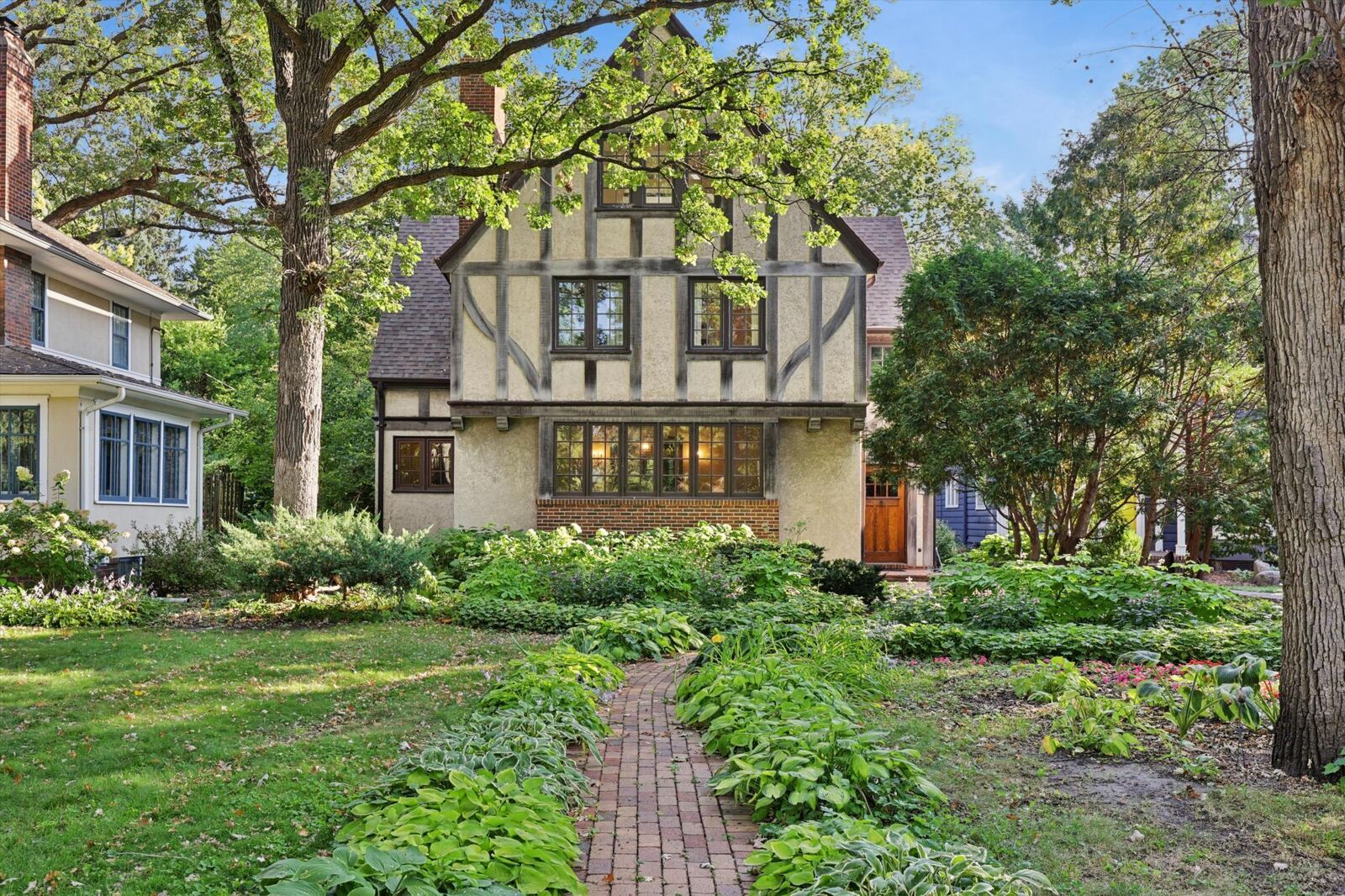 Property Photo: 1421 E River Parkway MN 55414
