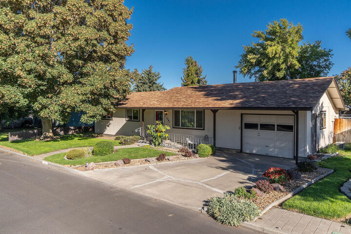 Property Photo: 1241 SE 7th Street OR 97754