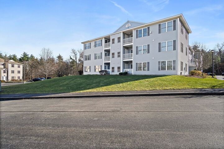 Property Photo:  16 Crestview Cir 190  NH 03053 