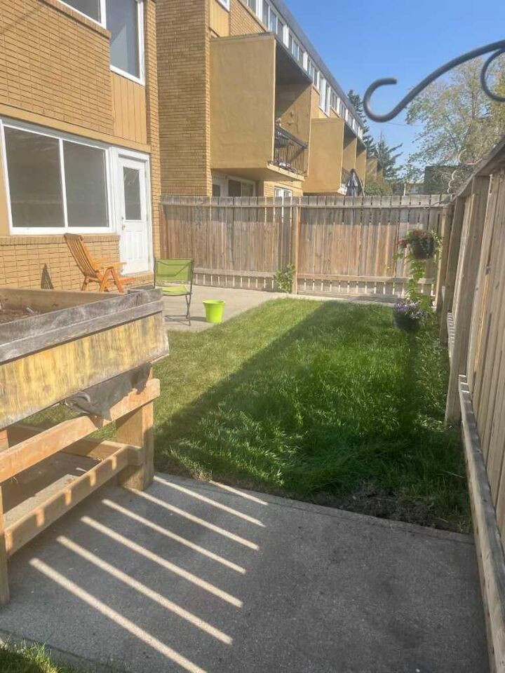 Property Photo: 607 69 Avenue SW 101 AB T2V 0P1