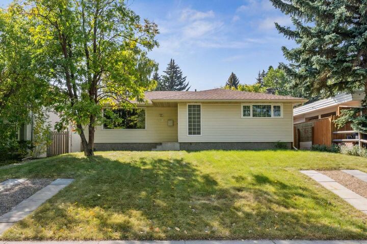 5031 Vienna Drive NW  Calgary AB T3A 0W8 photo
