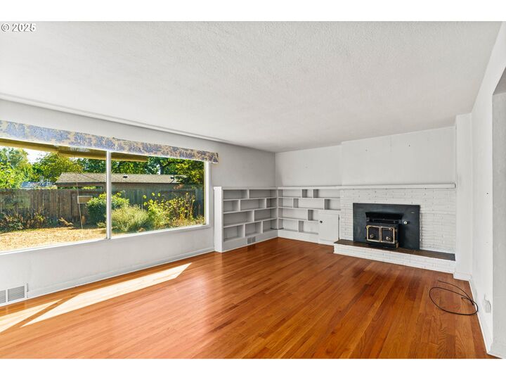 Property Photo:  341 Ransom Ct  OR 97401 