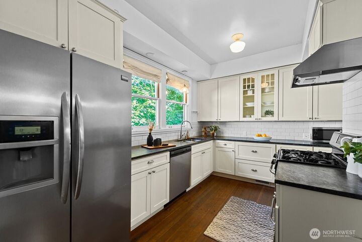 Property Photo: 822 24th Avenue WA 98122